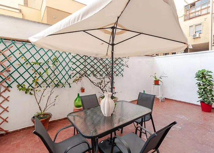 All'ombra Del Centro Storico Di